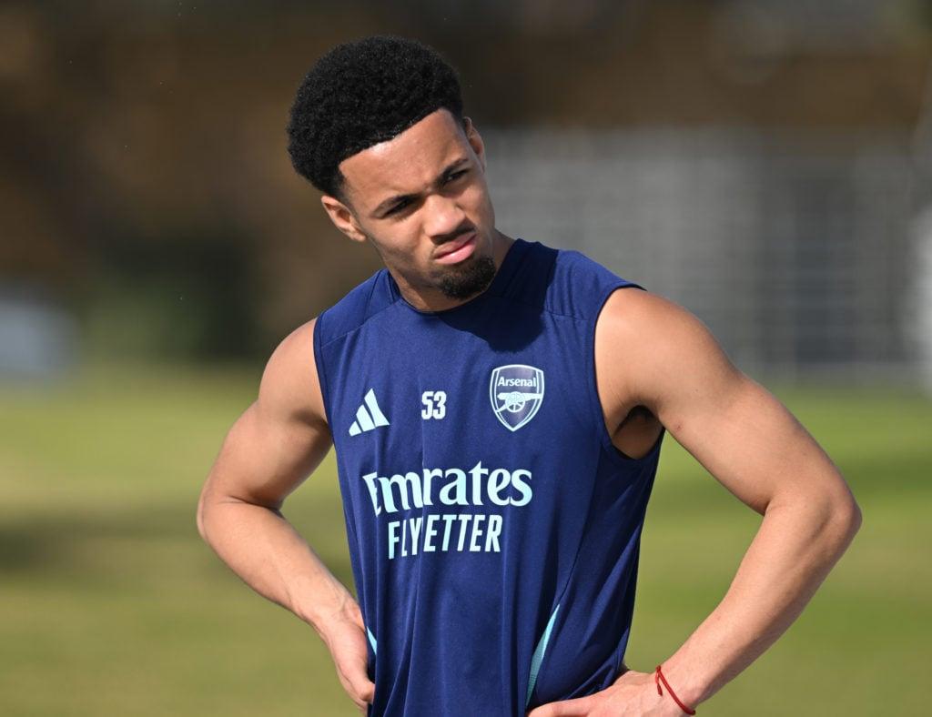 Ethan Nwaneri durante treinamento do Arsenal em Dubai