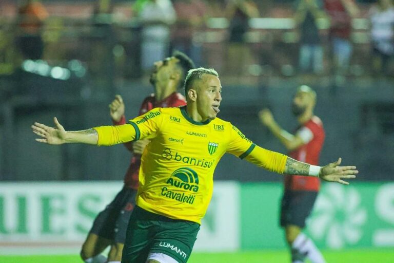 Emerson Galego brilha no Gauchão 2025: o goleador do Ypiranga