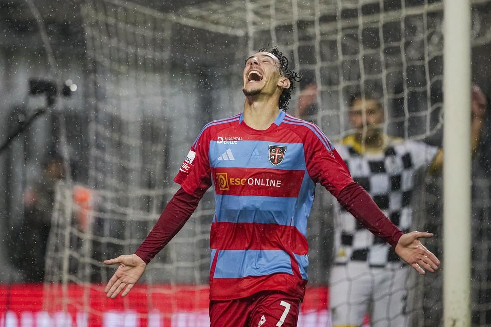 Nuno Moreira comemora gol marcado pelo Casa Pia