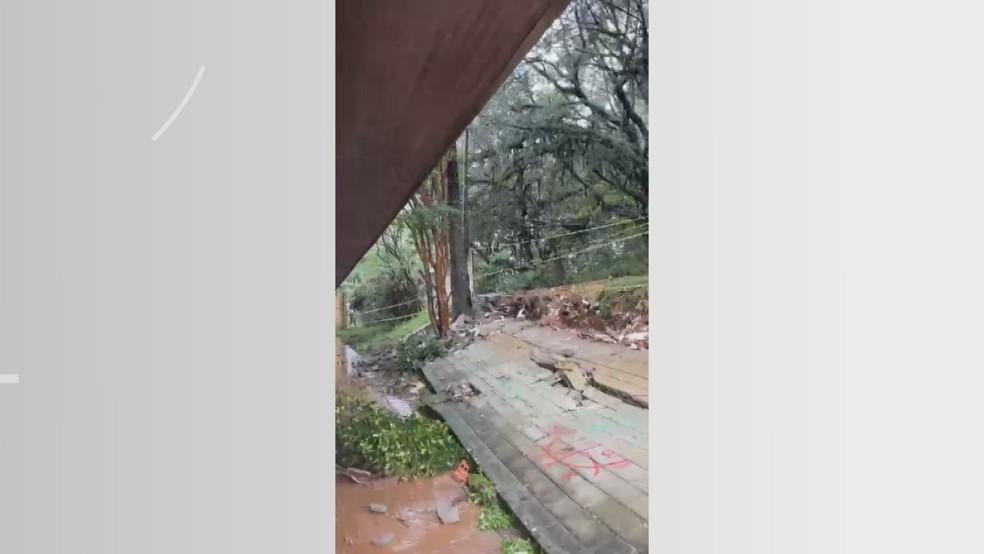 Muro de escola cai após forte chuva em Curitiba