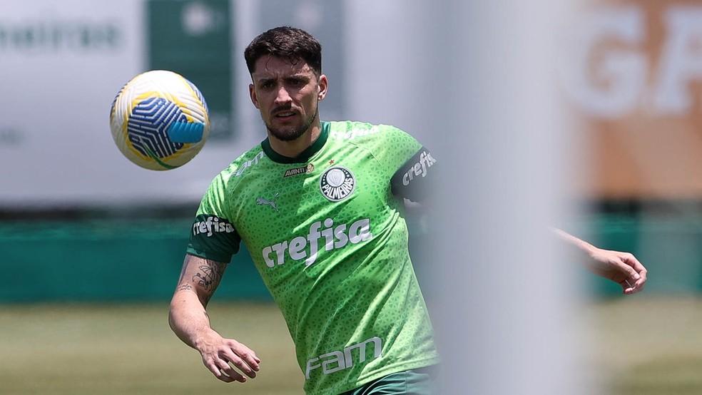 Piquerez durante treino do Palmeiras na Academia de Futebol