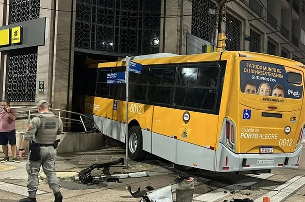 Ônibus foi jogado contra agência bancária por carro em Porto Alegre