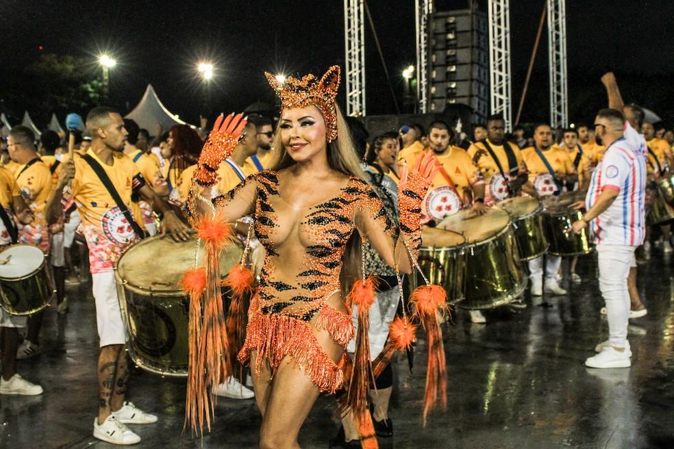 Ana Beatriz no Sambódromo com a Rosas de Ouro.