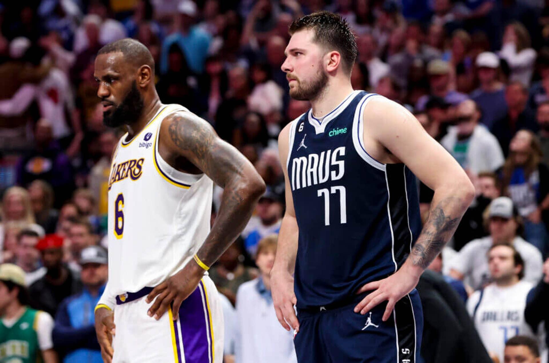 LeBron James e Luka Dončić durante jogo