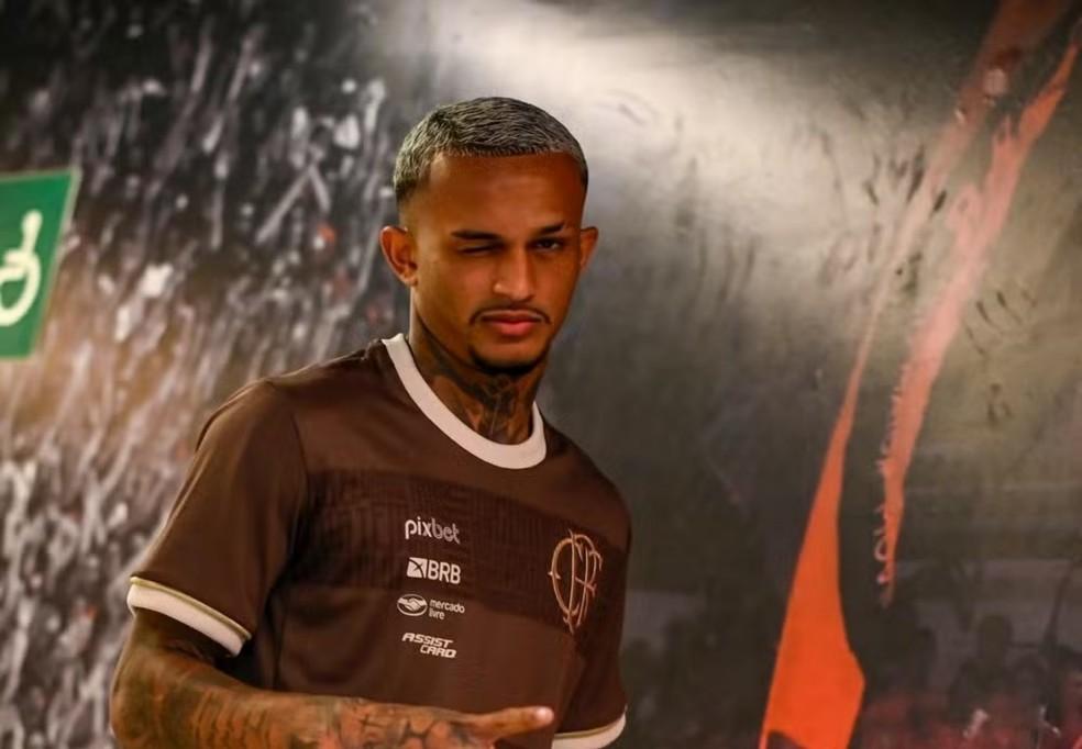 Wesley na chegada do Flamengo ao Maracanã