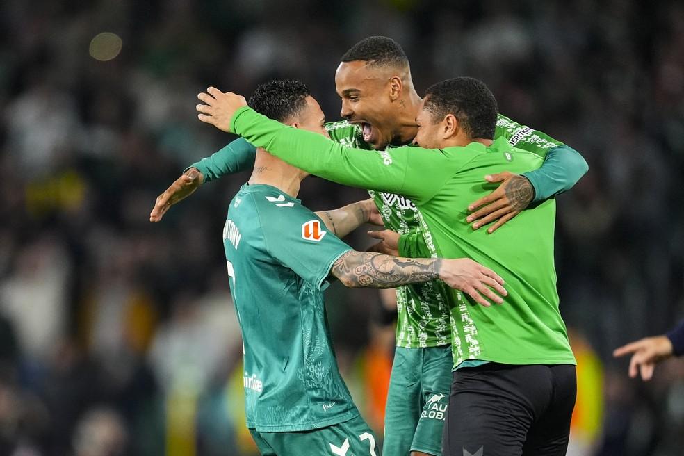 Antony comemora com Natan e Vitor Roque o gol marcado contra a Real Sociedad — Foto: Getty Images