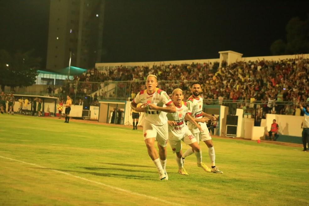 Emerson Galego comemora gol pelo Petrolina