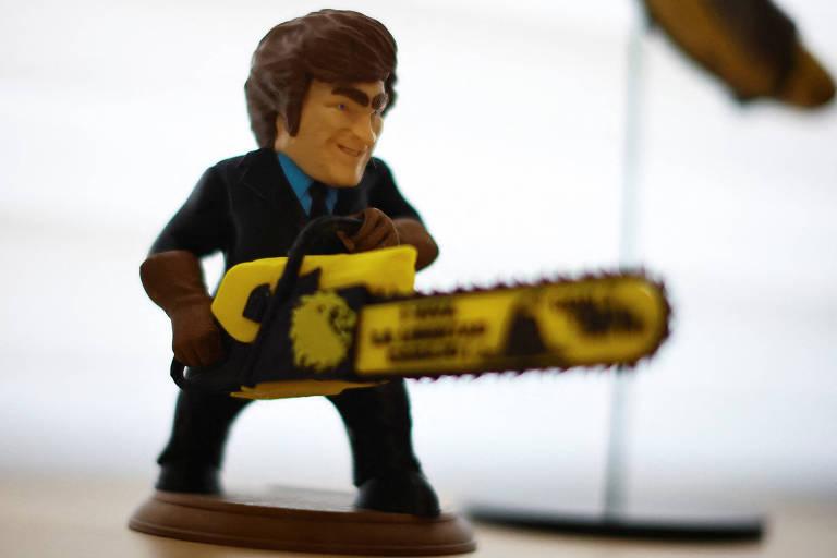 Estatueta de Javier Milei segurando uma motosserra
