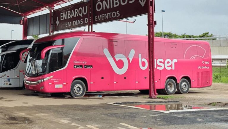 Buser é condenada a indenizar passageira após atraso de 6 horas
