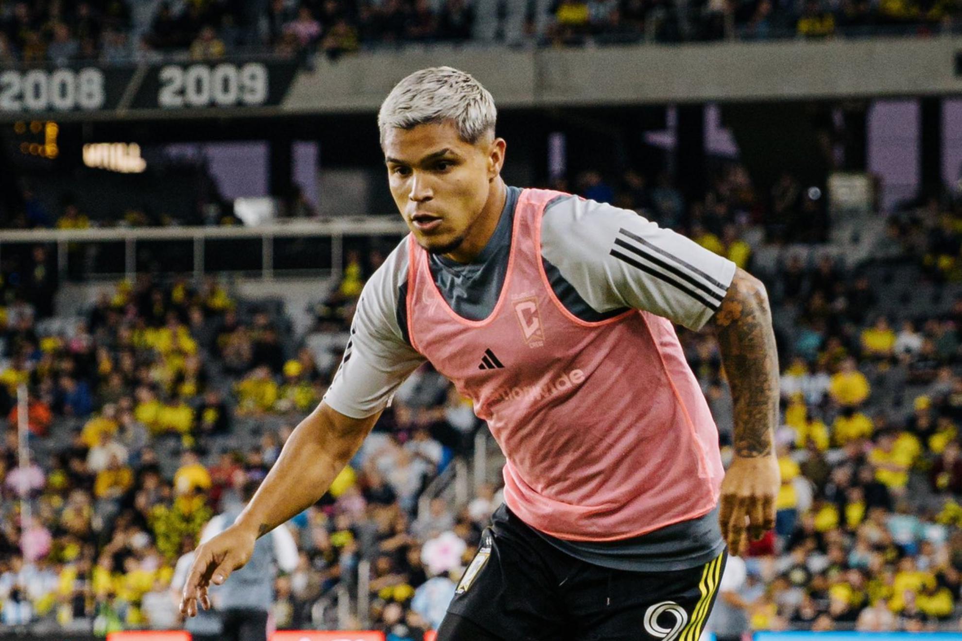 Cucho Hernández, antes de um partido de la MLS