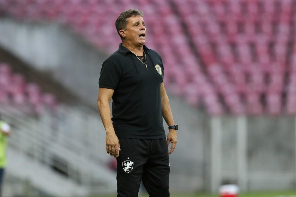 Técnico Evaristo Piza, do Retrô