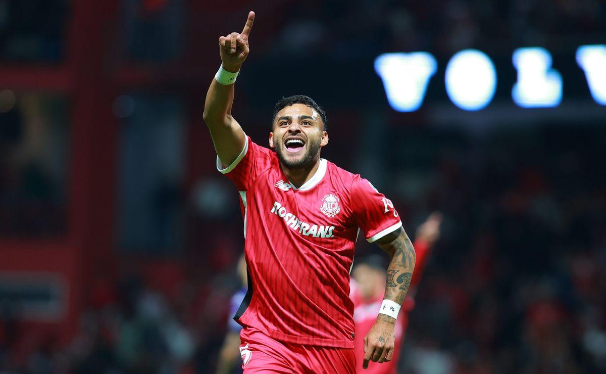 Jogadores em campo durante o aquecimento