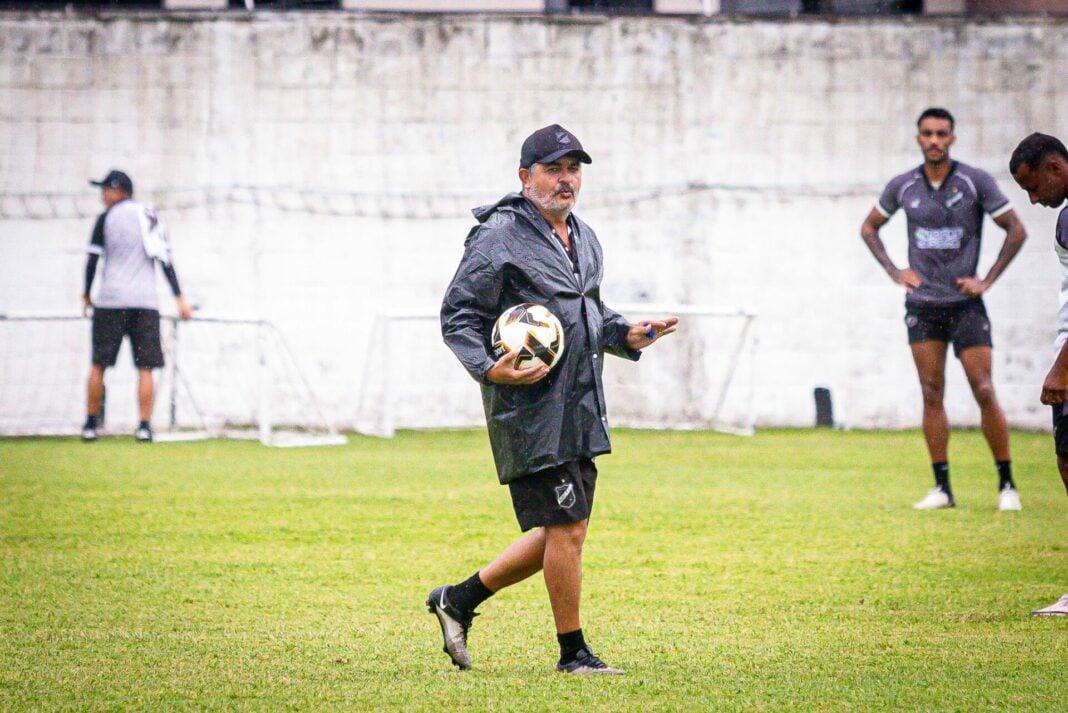 Ney Franco relacionou 22 jogadores para a partida