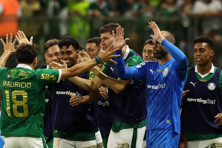 Grupo de jogadores do Palmeiras celebra um gol