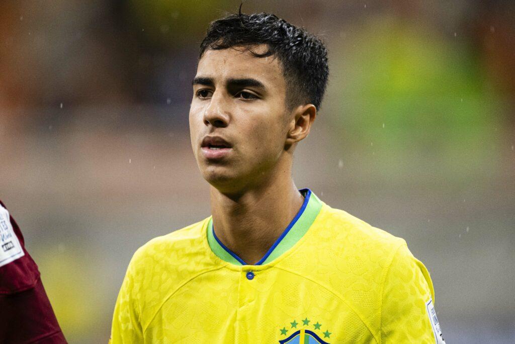 Vitor Reis em ação pelo Manchester City