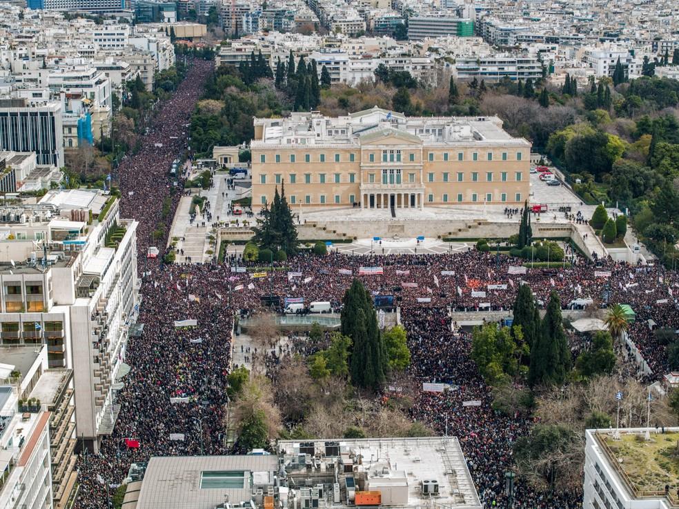 Imagem de drone mostra dimensão de manifestação perto do Parlamento grego em Atenas em 28 de fevereiro de 2025.