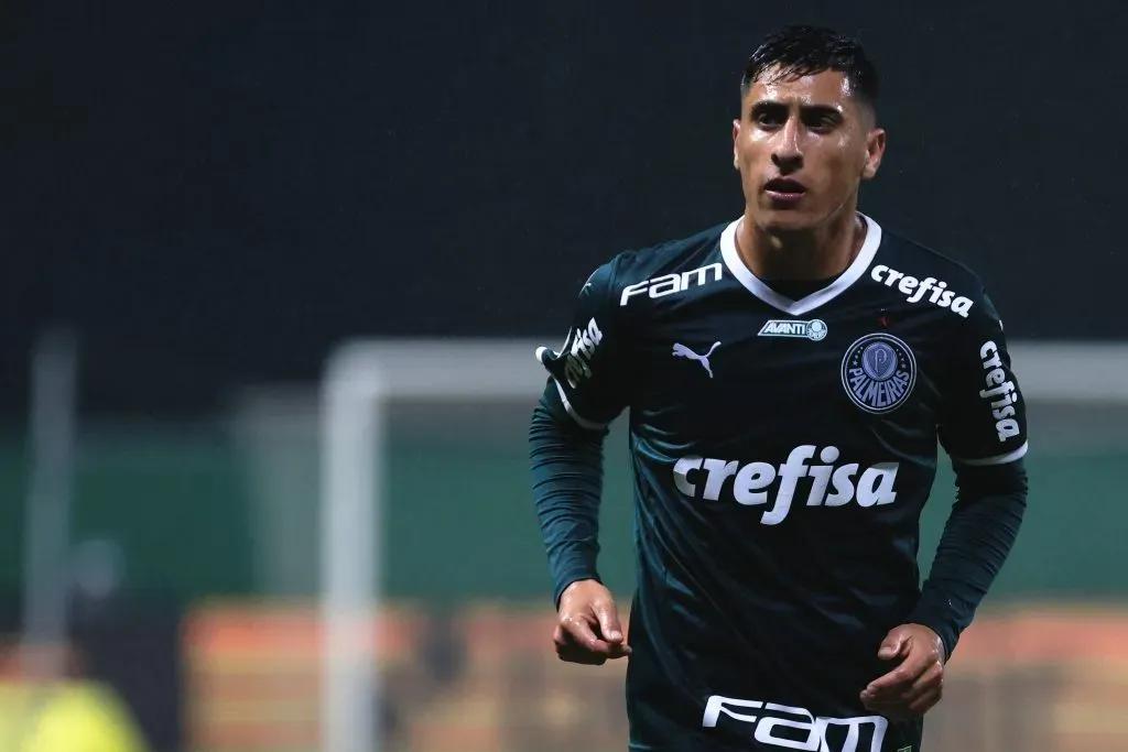 Centroavante uruguaio em ação pelo Palmeiras.