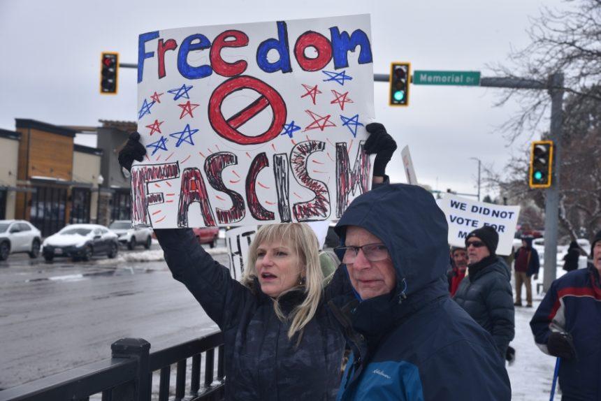 Mulher protesta contra as políticas da administração Trump.
