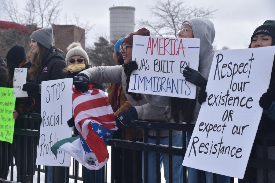 Cidadãos de Idaho Falls protestam contra as políticas de Trump.