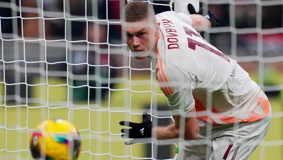 Artem Dovbyk celebra após marcar o gol para a Roma durante a partida contra o Milan na Coppa Italia.