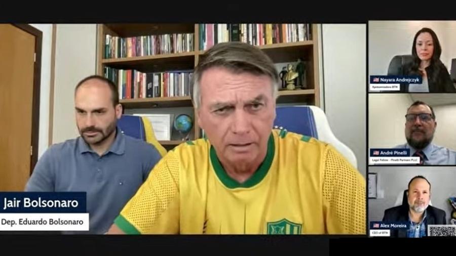 Bolsonaro em live ao lado do filho, o deputado federal Eduardo Bolsonaro (PL-SP).
