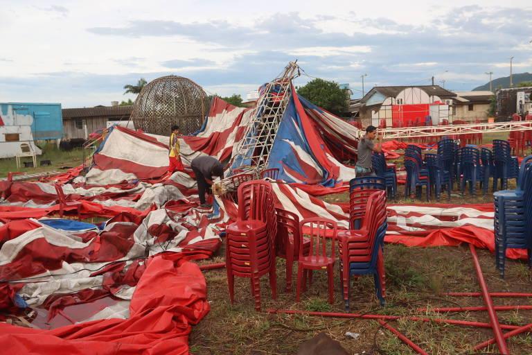 Espaço ao ar livre onde um circo foi desmontado após desabamento por temporal.