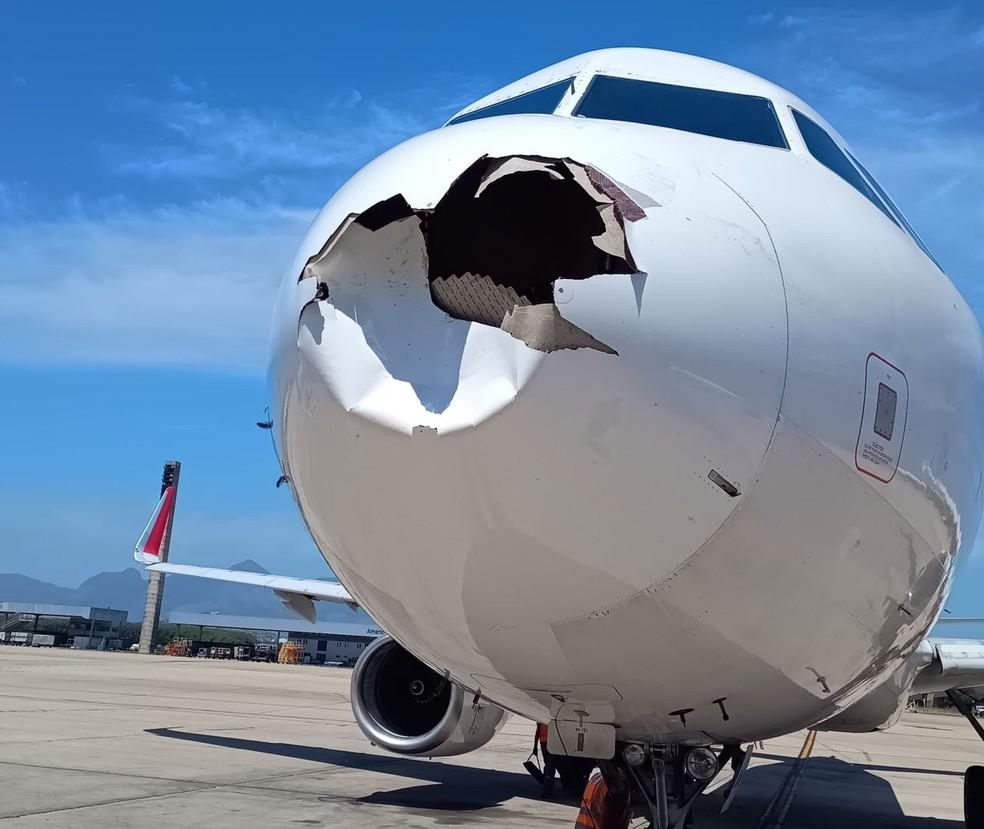 Avião colide com pássaro no Galeão