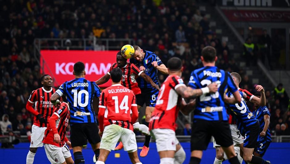 Stefan de Vrij em ação durante o jogo entre Milan e Inter