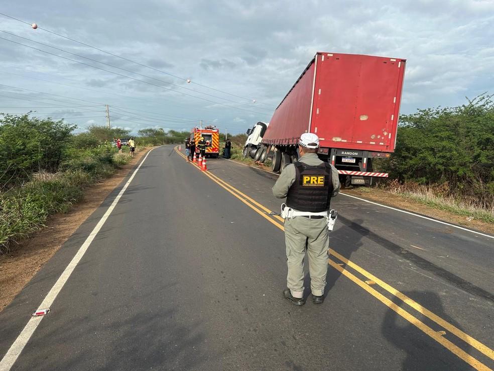 Motocicleta atropelada por caminhão na RN-015 em Baraúna