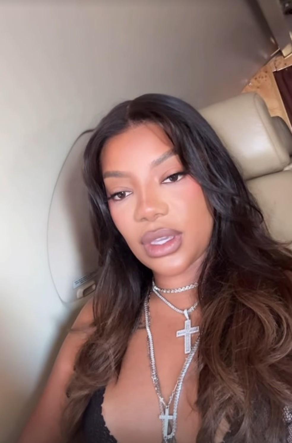 Ludmilla no avião que precisou fazer um pouso de emergência