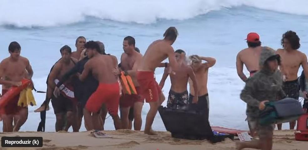 Makai McNamara é retirado da água em Pipeline