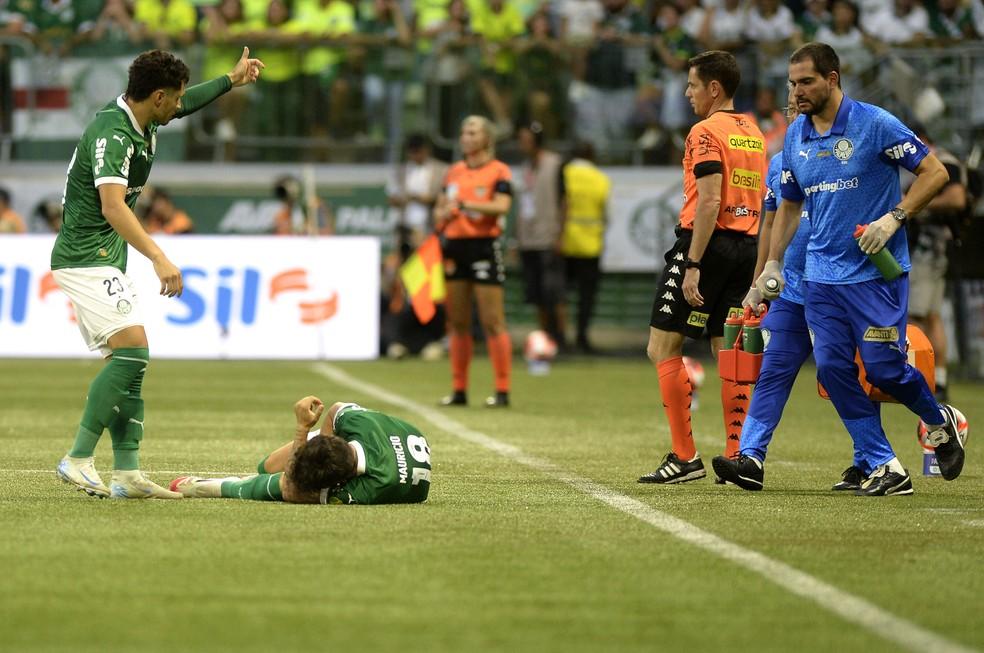 Mauricio sendo atendido durante a partida