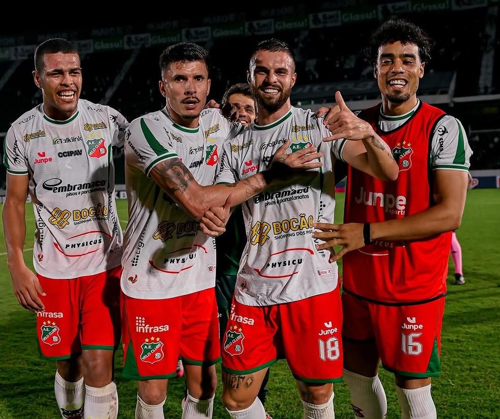 Velo Clube comemora gol contra o Guarani no Paulistão