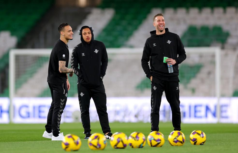 Antony e Vitor Roque antes de Real Betis x Athletic Bilbao