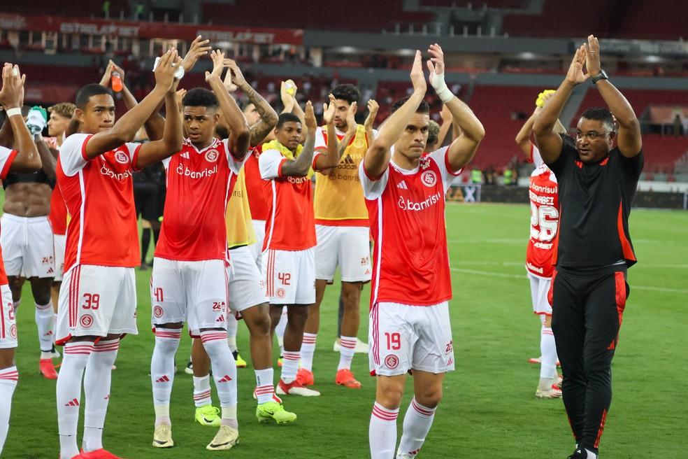 Colorados aplaudem torcida após vitória