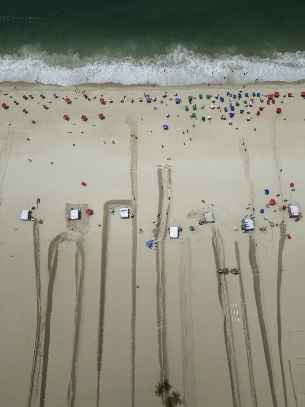 Barraqueiros ajudam a refrescar pessoas na praia