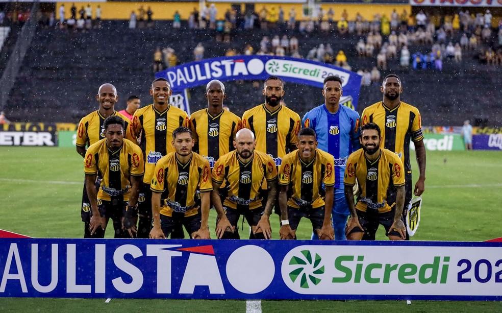 Elenco do Novorizontino perfilado antes de jogo do Paulistão