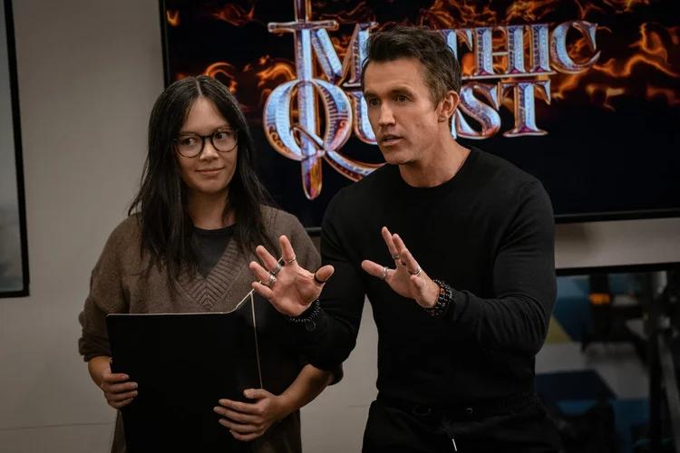 Charlotte Nicdao e Rob McElhenney em Mythic Quest