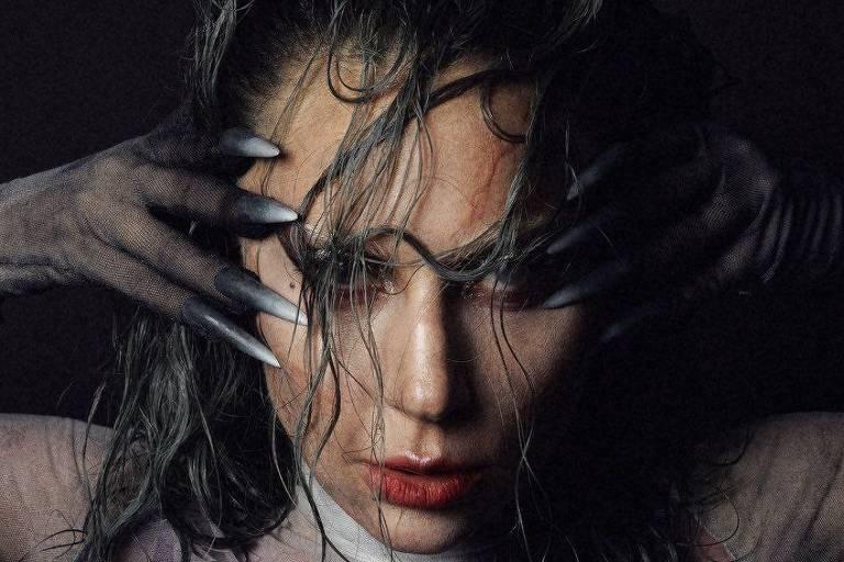 A cantora Lady Gaga em foto promocional de seu novo single, 'Disease'.