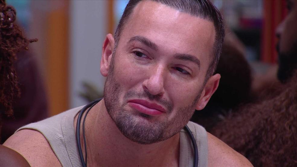 Diego Hypolito assiste ao Presente do Anjo de Aline e Vinícius