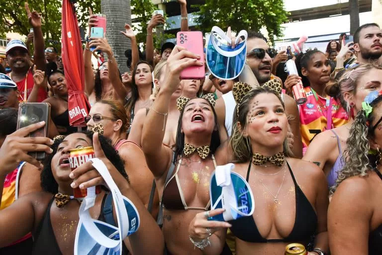 Bloco da Favorita agita o pré-Carnaval no Rio com funk e banho de mangueira