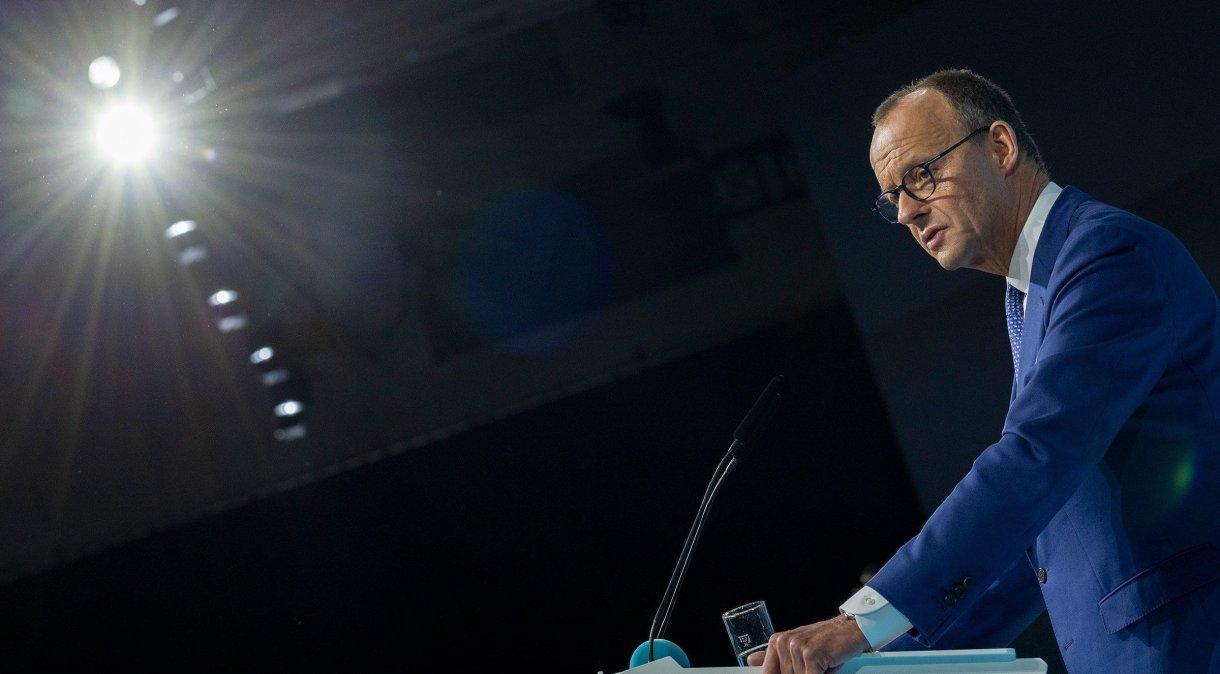 Friedrich Merz, candidato a próximo chanceler da Alemanha e líder do partido União Democrata Cristã, discursa em Berlim