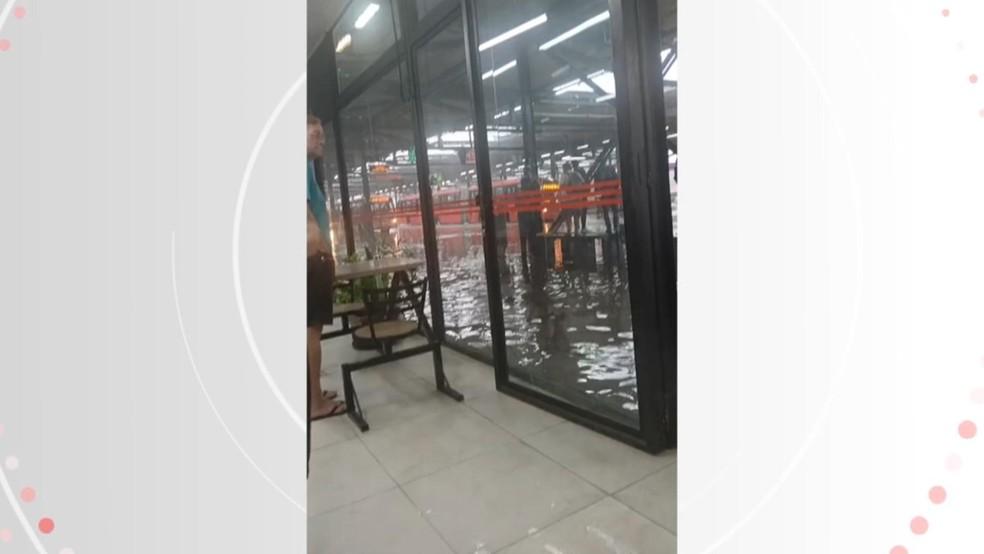 Terminal de ônibus fica alagado após forte chuva em Curitiba