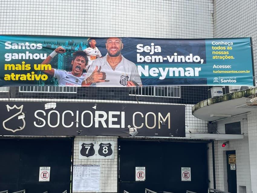 Banner da Prefeitura de Santos dá as boas-vindas a Neymar na frente do estádio da Vila Belmiro.