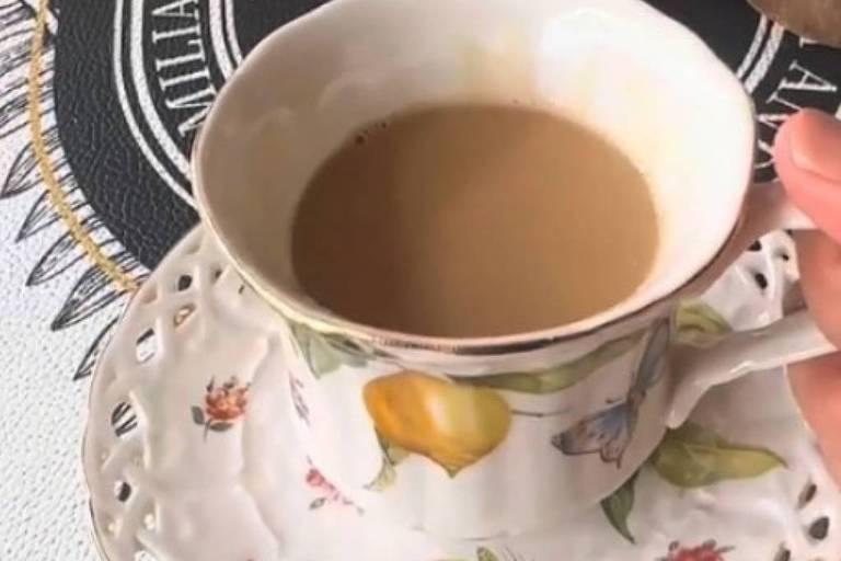 Xícara com padrão de frutas e flores