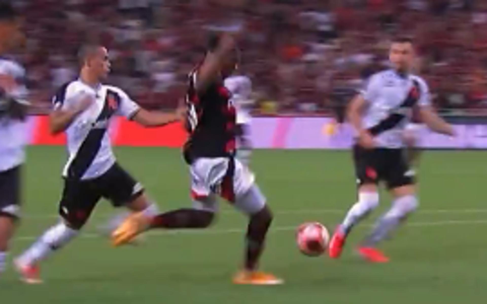 Pênalti marcado a favor do Flamengo durante o clássico contra o Vasco