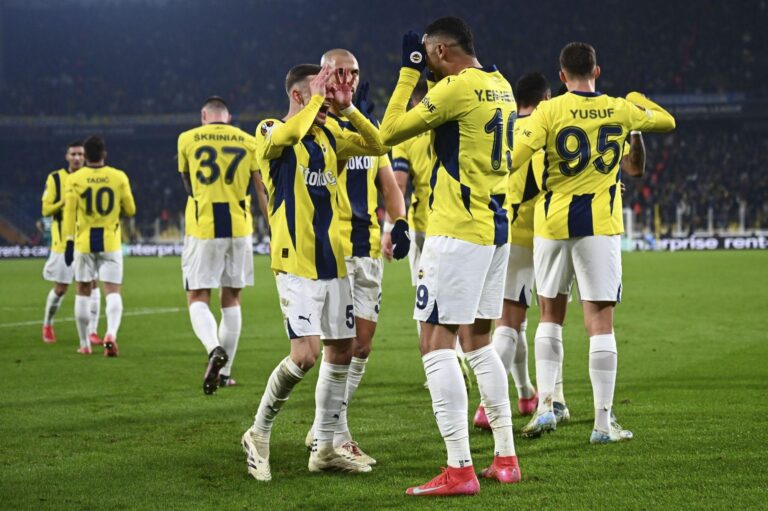 Fenerbahçe e Kasimpasa se enfrentam pela Super Lig turca em momento decisivo