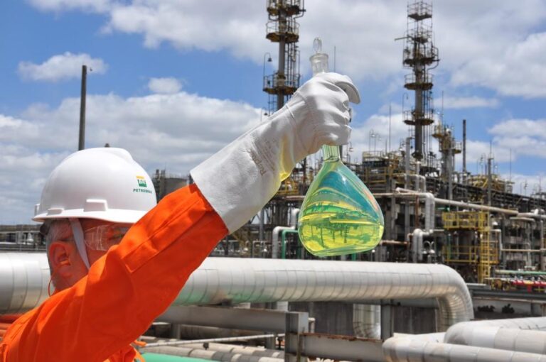 Raízen fecha trimestre com prejuízo de R$ 2,5 bilhões e Petrobras revela nova descoberta em Búzios
