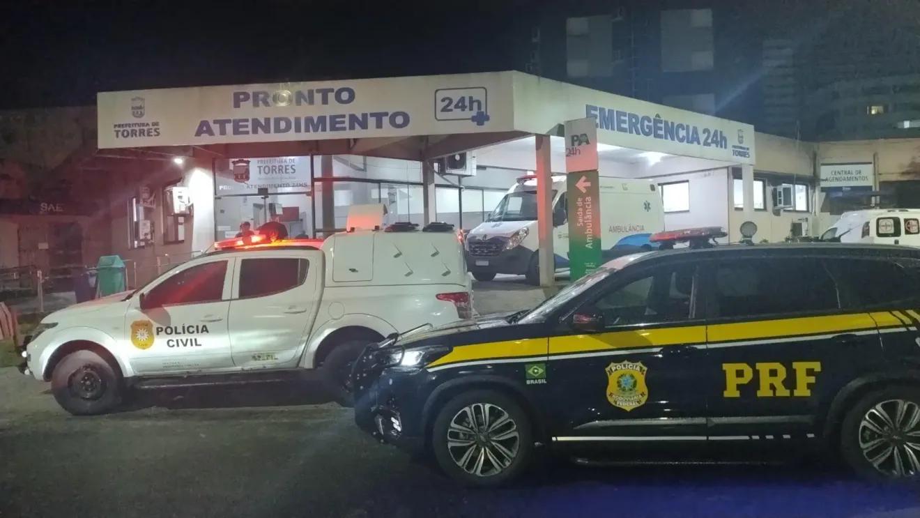 Imagem noturna de um pronto atendimento em Torres com presença de viaturas da Polícia Civil e PRF