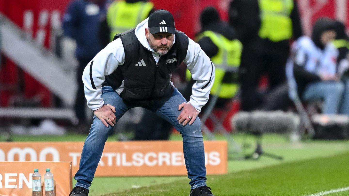 Steffen Baumgart comemorando após vitória